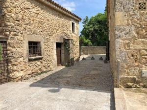 an alley in an old stone building at Aricus Rural: Cal Tià in Girona