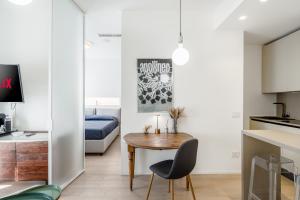 Apartamento pequeño con mesa pequeña y dormitorio en Appartamenti in Centro - Biancospino Apartments, en Milán