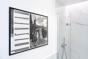 una foto colgada en una pared en un baño en Appartamenti in Centro - Biancospino Apartments, en Milán