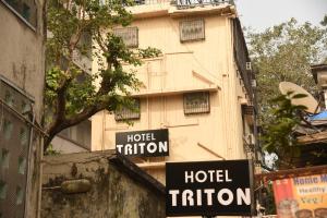 孟買的住宿－Hotel Triton - Near US Embassy，建筑物一侧有两个标志