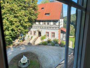 Blick auf ein großes Haus aus dem Fenster in der Unterkunft Kavaliershaus neben Schloss Rauenstein 