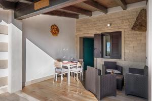 - une salle à manger avec une table et des chaises dans l'établissement Villa con Piscina Relax e Free Parking, à Contrada Cimillà