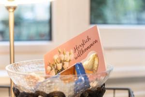 a bowl of food with a card on top of it at Wohnen im Eulengarten in Oranienburg