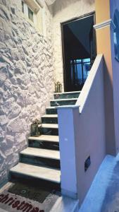 een trap naar een stenen gebouw bij Luxury Villa Prada in Skriperón