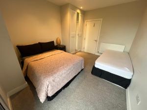 um pequeno quarto com uma cama e um colchão branco em Blue London Rooftop em Londres