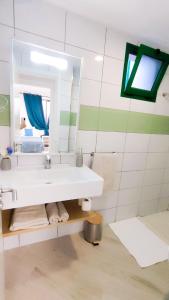 ein Bad mit einem Waschbecken und einem Spiegel in der Unterkunft Paraíso Para Todos in Mogán