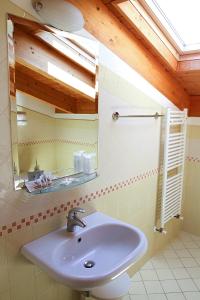 uma casa de banho com um lavatório e um espelho em Hotel Ariston em Misano Adriatico