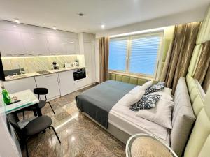 1 dormitorio pequeño con 1 cama y cocina en North Nest Luxury Suites, en Gdansk