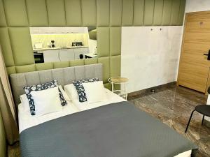 Un dormitorio con una cama con almohadas. en North Nest Luxury Suites en Gdansk