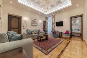 uma sala de estar com um sofá e uma mesa em 900 Apartments Veneto & Pinciana em Roma