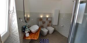 A bathroom at Villa Laura Salento Még 37 kép