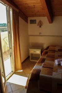 A bed or beds in a room at Hotel Ariston
