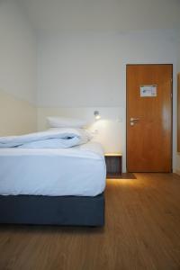 AP Hotel Mannheim Viernheim am Kapellenberg客房内的一张或多张床位