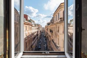 uma vista para uma rua da cidade a partir de uma janela em 900 Apartments Veneto & Pinciana em Roma