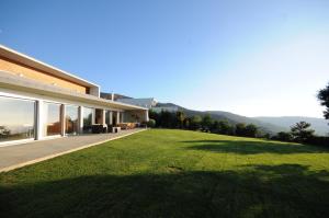 una casa con un gran césped delante de ella en Villa 257, en Caminha