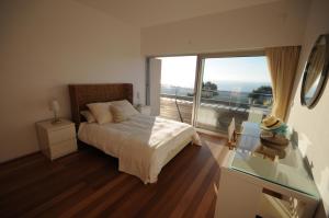 Un dormitorio con una cama y una ventana grande. en Villa 257, en Caminha