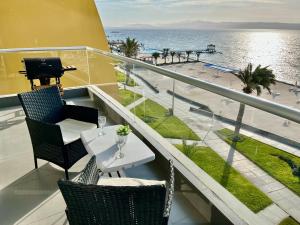 帕拉卡斯Duplex 1 Fila Vista Bahía Paracas - Sotavento 501 T3的带桌椅和海景的阳台