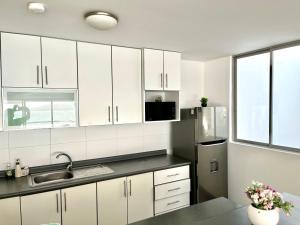 Duplex 1 Fila Vista Bahía Paracas - Sotavento 501 T3的厨房或小厨房