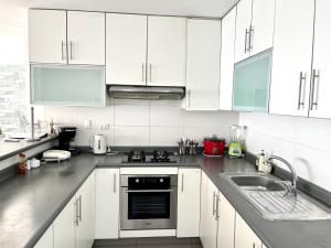 Duplex 1 Fila Vista Bahía Paracas - Sotavento 501 T3的厨房或小厨房