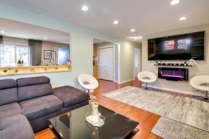 Una sala de estar con un sofá y un televisor. en Serene Springfield Retreat on 6 Acres with Hot Tub!, en Springfield