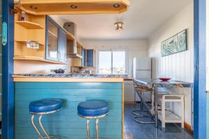 Kuchyň nebo kuchyňský kout v ubytování Logement vue mer à 50m de plage