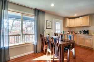 una cocina con mesa y sillas y una ventana en Serene Springfield Retreat on 6 Acres with Hot Tub!, en Springfield