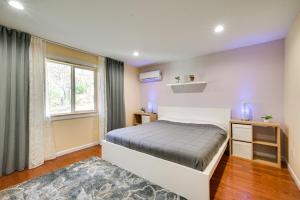 un dormitorio con una cama y una ventana en Serene Springfield Retreat on 6 Acres with Hot Tub!, en Springfield