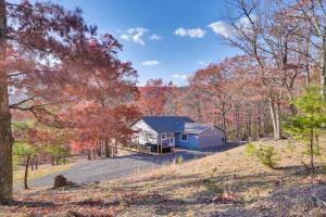 una casa en una colina en el bosque en Serene Springfield Retreat on 6 Acres with Hot Tub!, en Springfield