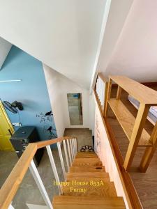 頭頓的住宿－Căn Funny，五十间幸福房子的房间里的一个楼梯