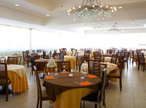 ห้องอาหารหรือที่รับประทานอาหารของ Villaggio Club Baia Dei Gigli