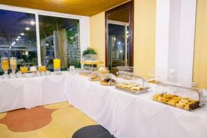 una línea de buffet con una mesa con pan y bollería en Hotel Theoxenia, en Mesolongi