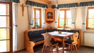 بيو ألبينهوف روستات في بيشوفشوفن: غرفة طعام مع طاولة وكراسي ونوافذ