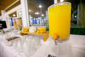 un vaso de zumo de naranja sentado sobre una mesa en Hotel Theoxenia, en Mesolongi