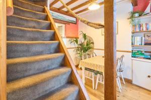 una escalera en una casa con mesa y comedor en Host & Stay - Ethelbert Cottage en Broadstairs