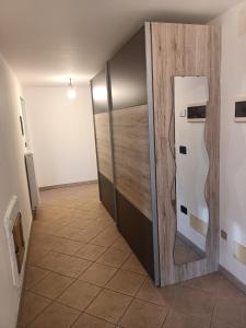 een hal met een koelkast in een kamer bij Appartamento Robert Arabba in Livinallongo del Col di Lana