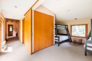 ein Schlafzimmer mit einem Etagenbett und einer Etagenbetten-Tür in der Unterkunft Private Villa J プライベートヴィラJ in Narusawa