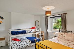 Finest Retreats - Atherfield Apartments No 4 - Lawn Side emeletes ágyai egy szobában