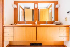 ein Badezimmer mit zwei Waschbecken und einem großen Spiegel in der Unterkunft Private Villa J プライベートヴィラJ in Narusawa