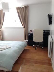 1 dormitorio con cama, escritorio y silla en Ardenlea House Hotel B&b en Dyce