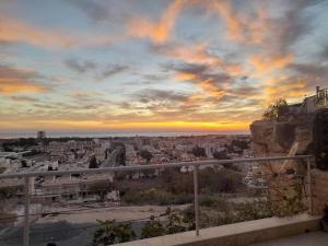 einen Blick auf die Stadt Athens bei Sonnenuntergang in der Unterkunft The Best in Paphos City