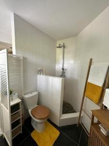 A bathroom at Cahya Lodge