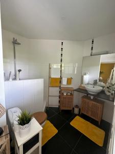 Ein Badezimmer in der Unterkunft Cahya Lodge