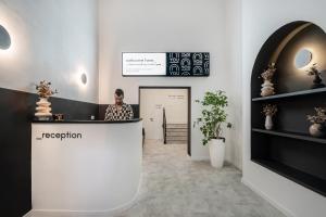 ブダペストにあるYou Boutique Suites, Best Location by BQAの部屋の窓口に立つ女