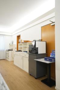 菲尔恩海姆AP Hotel Mannheim Viernheim am Kapellenberg的厨房配有带微波炉的台面