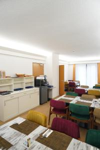 菲尔恩海姆AP Hotel Mannheim Viernheim am Kapellenberg的带桌椅的房间和厨房