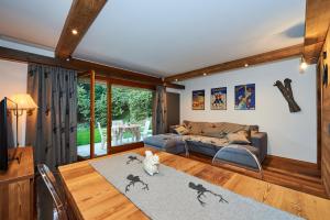 sala de estar con sofá y mesa en Residence Tsaumiau, 2 bedrooms, ski lift 170m! en Crans-Montana