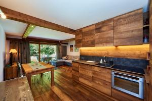 cocina con paredes de madera y comedor en Residence Tsaumiau, 2 bedrooms, ski lift 170m! en Crans-Montana