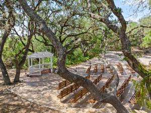 a group of benches sitting under a tree at Canyon Lake Cabins in Canyon Lake