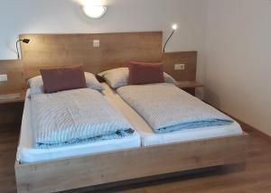 Łóżko lub łóżka w pokoju w obiekcie Haus Sonnleitn
