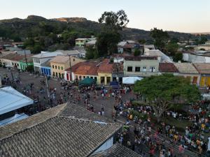a crowd of people walking around a town at Oforasteiro in Mucugê
